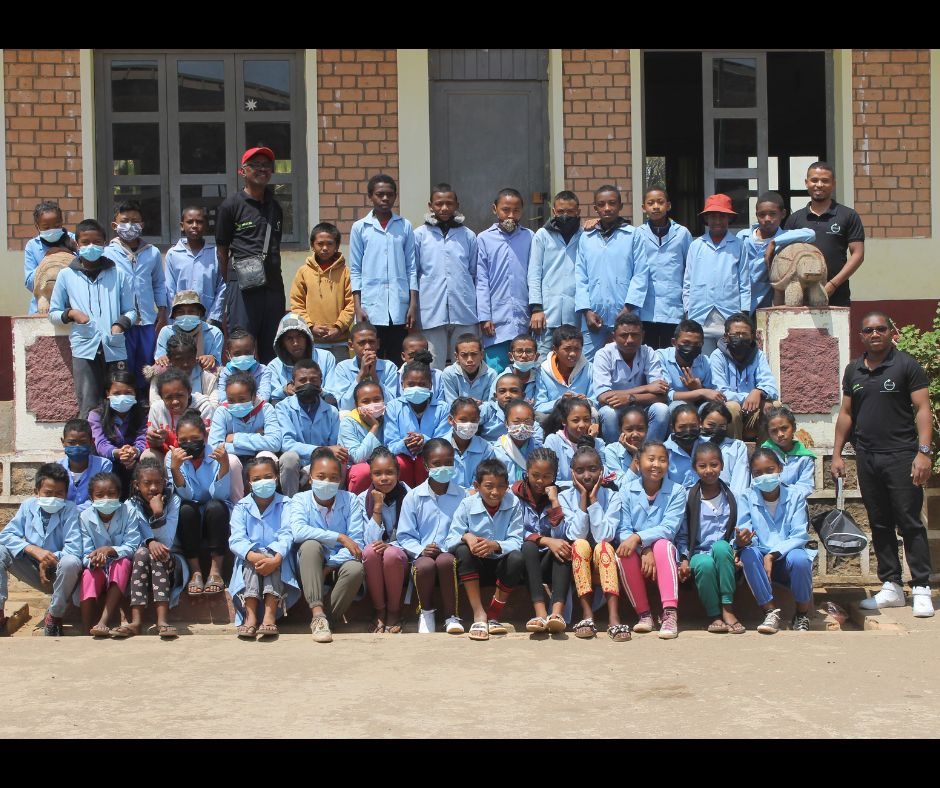 Class group photo at the Soeurs Disciples du Sacré-Cœur school in Madagascar, an MFT-partner site